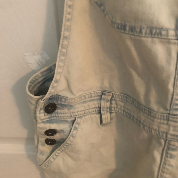 Bullhead Light Wash Denim Overall Shorts size medium - Picture 6 of 14